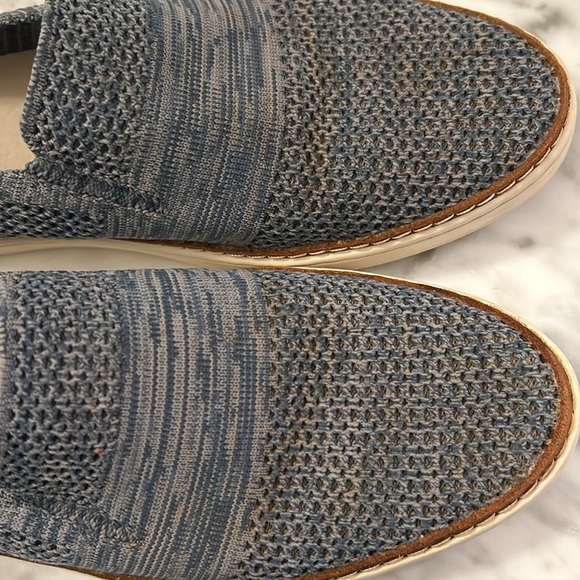 UGG slip-on loafers. Size 9. Engineered knit upper with Round toe design - Picture 4 of 11
